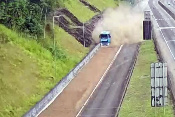 Imagem referente a notícia: Carreta com 35 toneladas evita tragédia ao acessar área de escape na BR-277 no Litoral do Paraná