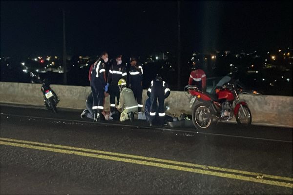Imagem referente a notícia: Pedestre e motociclista ficam feridos em grave acidente na BR-277 em Cascavel