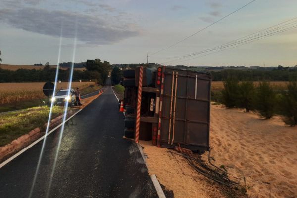 Imagem referente a notícia: Caminhão tomba na PR-495 e passageiro sofre ferimentos leves