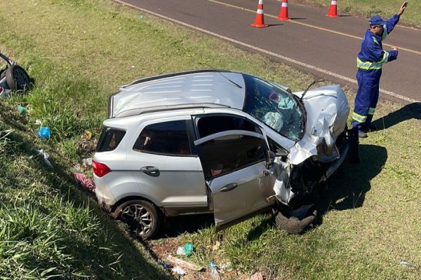 Ecosport invade pista contrária e colide frontal com carreta na BR-277 em Cascavel