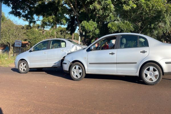 Forte colisão traseira entre dois Polos é registrada na Rua Altemar Dutra, em Cascavel