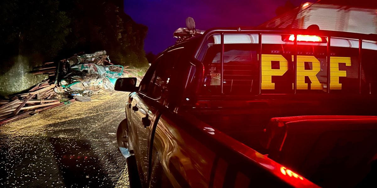 Colisão entre caminhões interdita BR-277 na Serra da Esperança