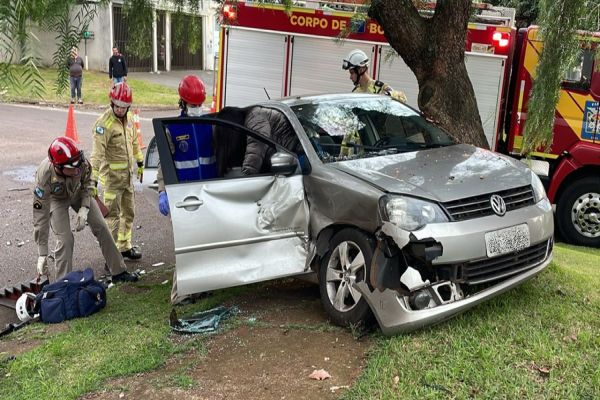 Imagem referente a notícia: Carro é arremessado contra árvore após colisão no Jardim Clarito, em Cascavel