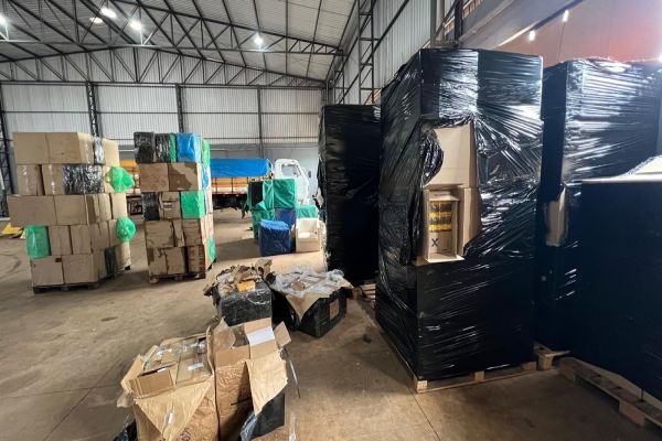 Imagem referente a notícia: Operação conjunta entre PF, PM e Receita Federal apreende mais de 500 caixas de cigarros e 650 celulares em Cascavel