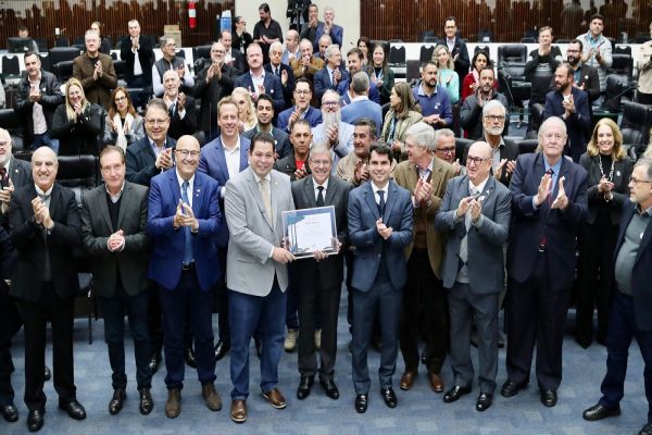 Imagem referente a notícia: Assembleia celebra as seis décadas de Cohapar, empresa que criou mais de 370 mil moradias no Paraná