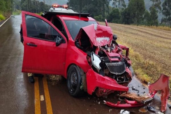 Imagem referente a notícia: Caminhonete carregada com vinho argentino colide com caminhão em  Francisco Beltrão