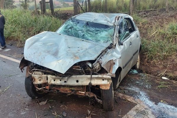 Veículo capota na PR-495 entre Pato Bragado e Marechal Cândido Rondon