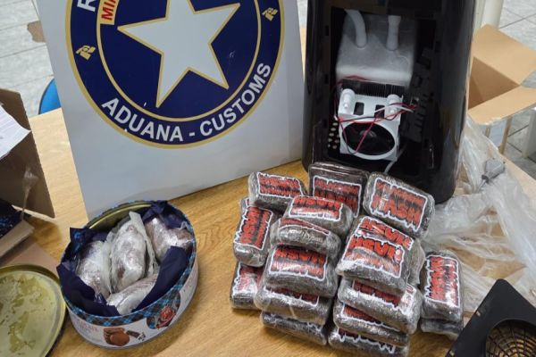 Receita Federal apreende mais de 3 kg de substância semelhante a haxixe em transportadora de Cascavel