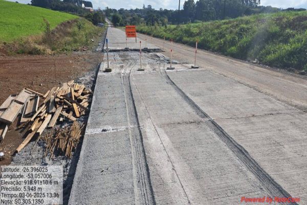 Imagem referente a notícia: Motorista causa prejuízo de R$ 350 mil ao danificar pista recém-concretada na SC-305