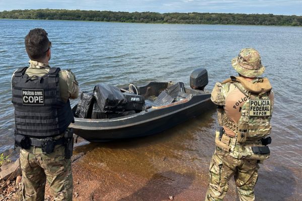 Imagem referente a notícia: Embarcação com 8 mil maços de cigarros contrabandeados é apreendida em Itaipulândia