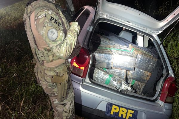 Imagem referente a notícia: Tentou fugir, mas foi pego: PRF apreende 380 kg de maconha em Cascavel