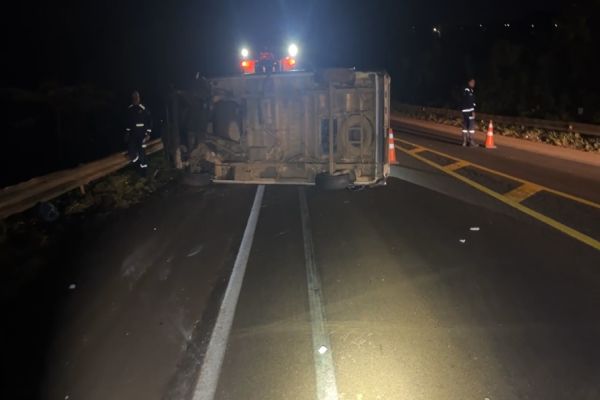 Imagem referente a notícia: Van tomba após colidir com ônibus na BR-369 em Corbélia