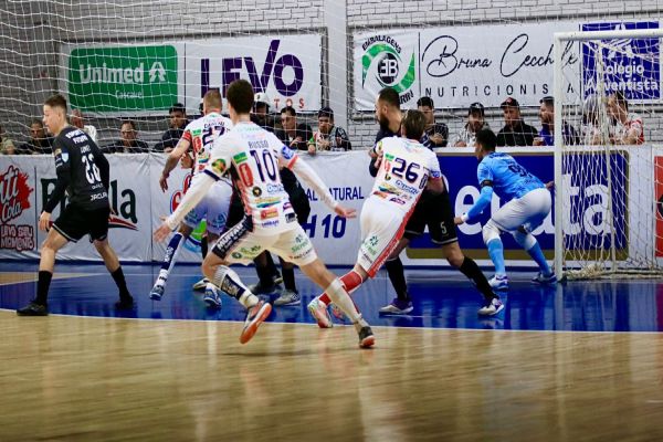 Imagem referente a notícia: Fim da Invencibilidade: Cascavel Futsal é superado pelo Esporte Futuro em casa