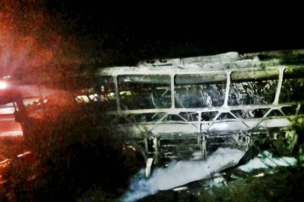 Ônibus é consumido por incêndio na PR-182 entre Palotina e Toledo