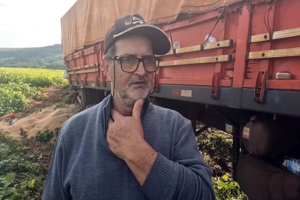 Caminhoneiro fica preso em lavoura após acidente na BR-277 e proprietário da terra exige R$ 22 mil para liberação