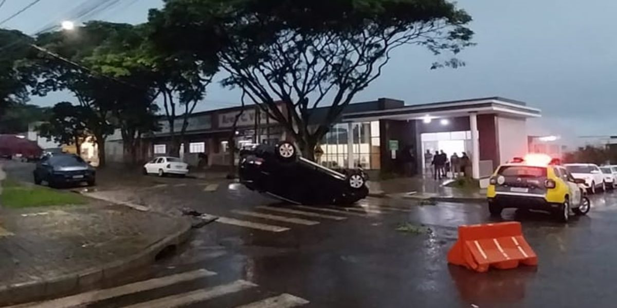 Veículo capota após colisão no centro de Cafelândia