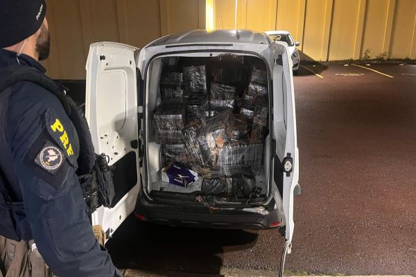 Imagem referente a notícia: Fuga de 5 km termina com prisão e apreensão de quase 575 kg de maconha no Paraná