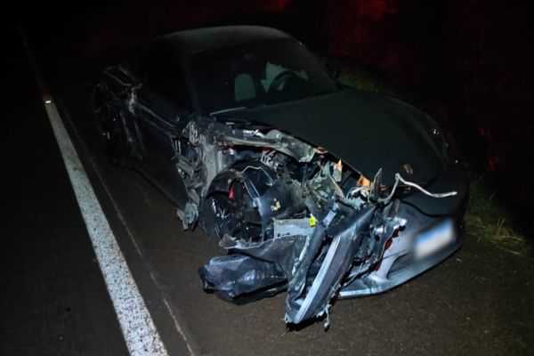 Imagem referente a notícia: Porsche se envolve em colisão lateral com dois veículos na PR-317, em Assis Chateaubriand