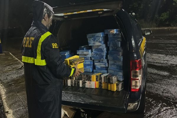 Imagem referente a notícia: PRF descobre fundo falso e apreende carga milionária de eletrônicos na BR-277 no oeste do Paraná
