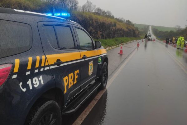 Imagem referente a notícia: Colisão frontal deixa dois mortos e três feridos na BR-277 em Candói