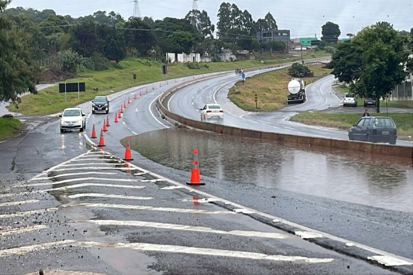 Imagem referente a notícia: Temporal transforma PRc-467 em rio e interdita parcialmente rodovia em Cascavel