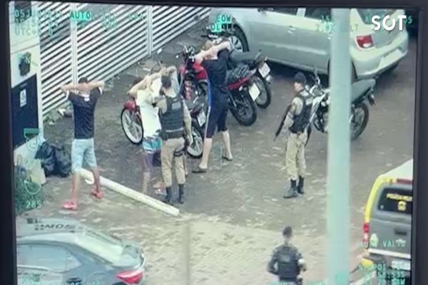 Imagem referente a notícia: Helicóptero Falcão flagra suspeitos empurrando motos na BR-277 e ajuda na prisão de foragido