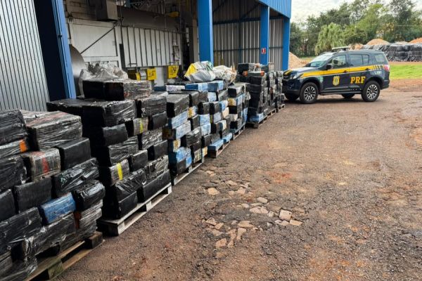 Imagem referente a notícia: PRF apreende quase 7,5 toneladas de maconha na BR-163 em Guaíra