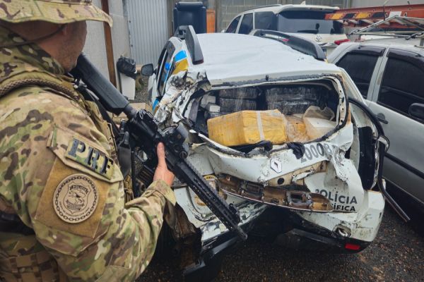 Imagem referente a notícia: Falsa viatura da Polícia Científica é flagrada transportando maconha e colide durante fuga na BR-277