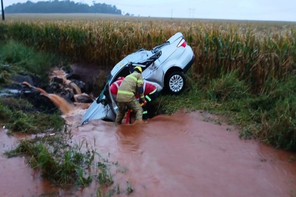 Imagem referente a notícia: Carro capota e cai em córrego durante chuva forte na PR-497 em São Miguel do Iguaçu