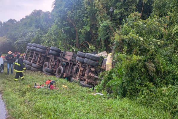 Imagem referente a notícia: Caminhoneiro morre em grave acidente na BR-373, em Ponta Grossa