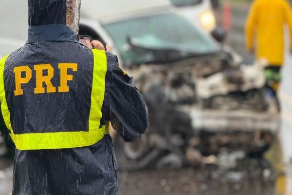 Imagem referente a notícia: Colisão frontal deixa dois mortos e dois feridos na BR-277 em Virmond