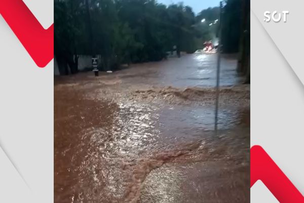 Imagem referente a notícia: Temporal transforma ruas em Rios e deixa imóveis sem luz em Cascavel