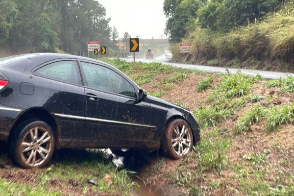 Veículo sai da pista e fica preso em canaleta após acidente na BR-163 em Cascavel