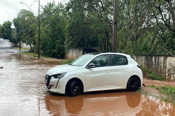 Chuva arrasta carro e derruba muro recém-construído em Cascavel