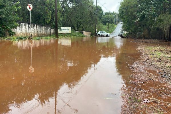 Temporal transforma ruas em Rios e deixa imóveis sem luz em Cascavel