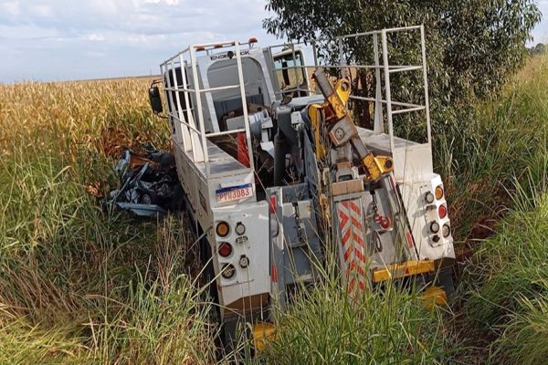 Colisão frontal entre carro e caminhão do DER deixa um morto na BR-369 em Mamborê