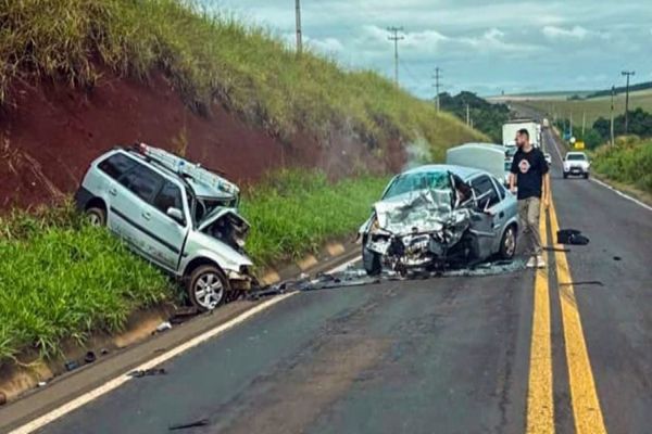 Imagem referente a notícia: Colisão frontal entre dois carros deixa dois mortos na PR-317 em Floresta