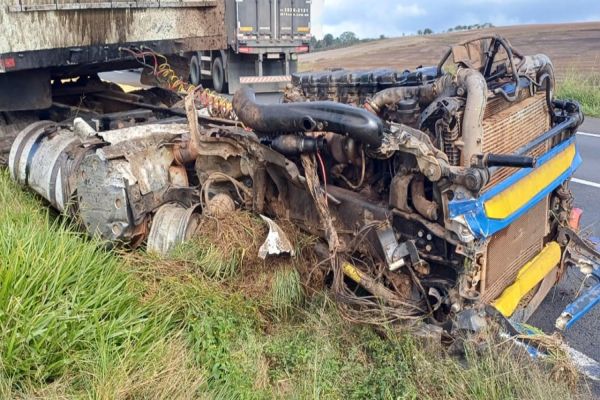 Imagem referente a notícia: Engavetamento com cinco veículos causa interdição parcial na BR-376 em Palmeira