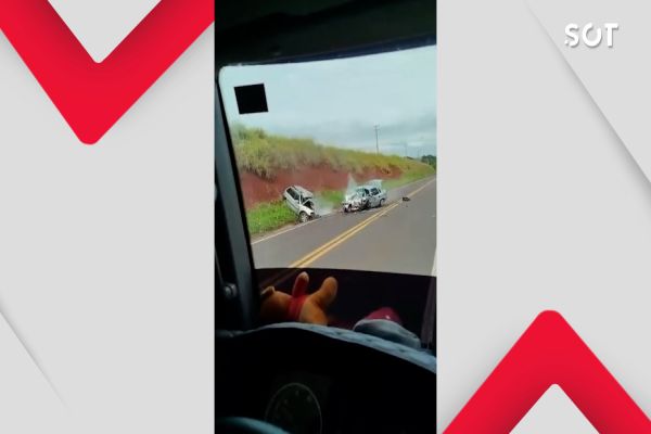 Imagem referente a notícia: Motorista flagra acidente com duas mortes na PR-317: "Peguei no pulo!"
