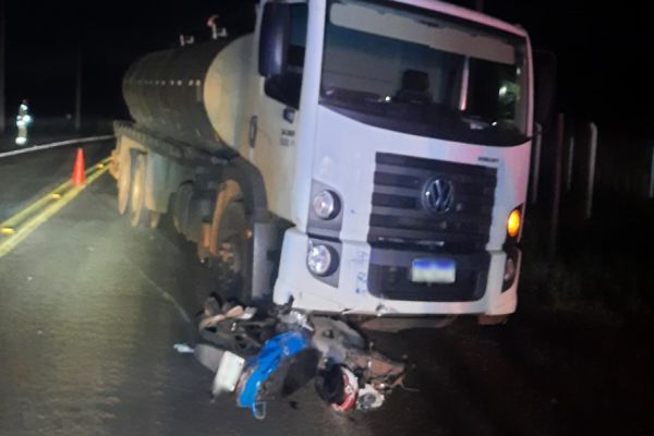 Imagem referente a notícia: Colisão frontal entre caminhão e motoneta deixa um homem gravemente ferido na PR-488