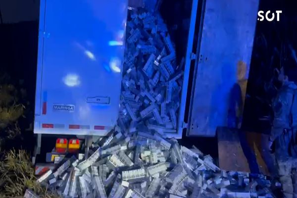 Imagem referente a notícia: Caminhão com 175 mil maços de cigarros contrabandeados é apreendido pela PRF em Cascavel