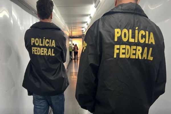 Imagem referente a notícia: Passageiro é preso após causar tumulto e colocar voo em risco em Foz do Iguaçu