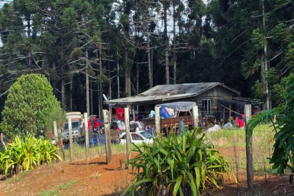 Imagem referente a notícia: Polícia desmobiliza invasão em fazenda no Centro-Oeste do Paraná com reforço de seis cidades