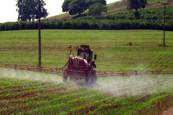 Com foco em culturas sensíveis, Paraná reforça combate à deriva de agrotóxicos
