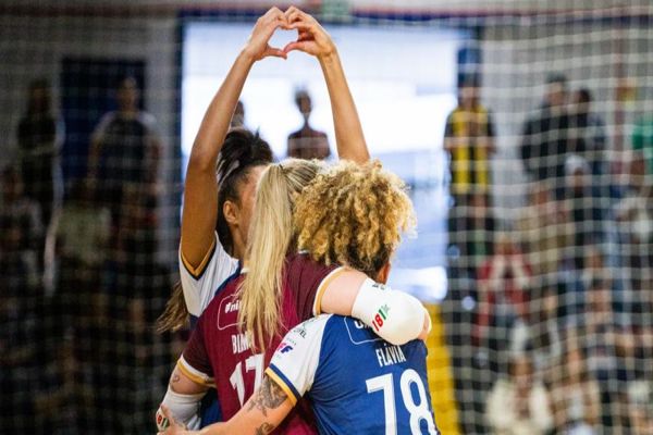 Imagem referente a notícia: Stein Cascavel goleia Leoas da Serra por 6 a 2 e segue na liderança da Liga Feminina de Futsal