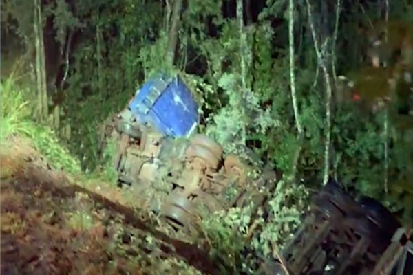 Imagem referente a notícia: Passageira de caminhão morre após tombamento na BR-277 em Virmond