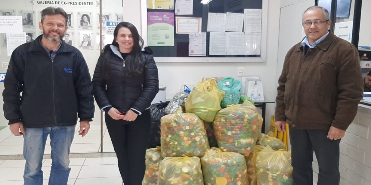 Pequenos gestos, grandes impactos: empresários entregam tampas e lacres à Apae de Cascavel