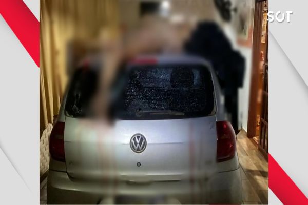 Imagem referente a notícia: Condutor atropela mulher e só percebe o corpo em cima do carro após chegar em casa