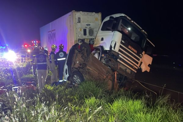 Carro fica embaixo de caminhão após violenta colisão de trânsito na BR-467 em Cascavel; Mãe e filho ficam presos às ferragens