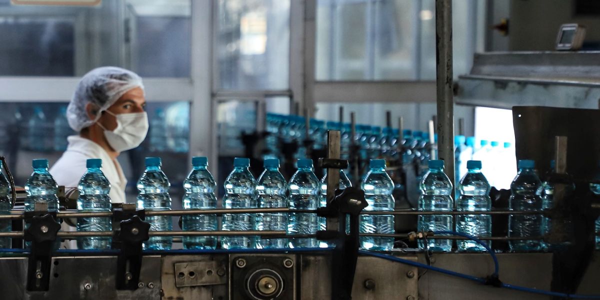 Indústria da água mineral cresce 41% em 2024 e movimenta R$ 341,2 milhões no Paraná